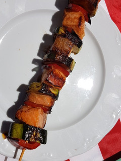 Una foto de Brocheta de calabacín, pimiento y salmón