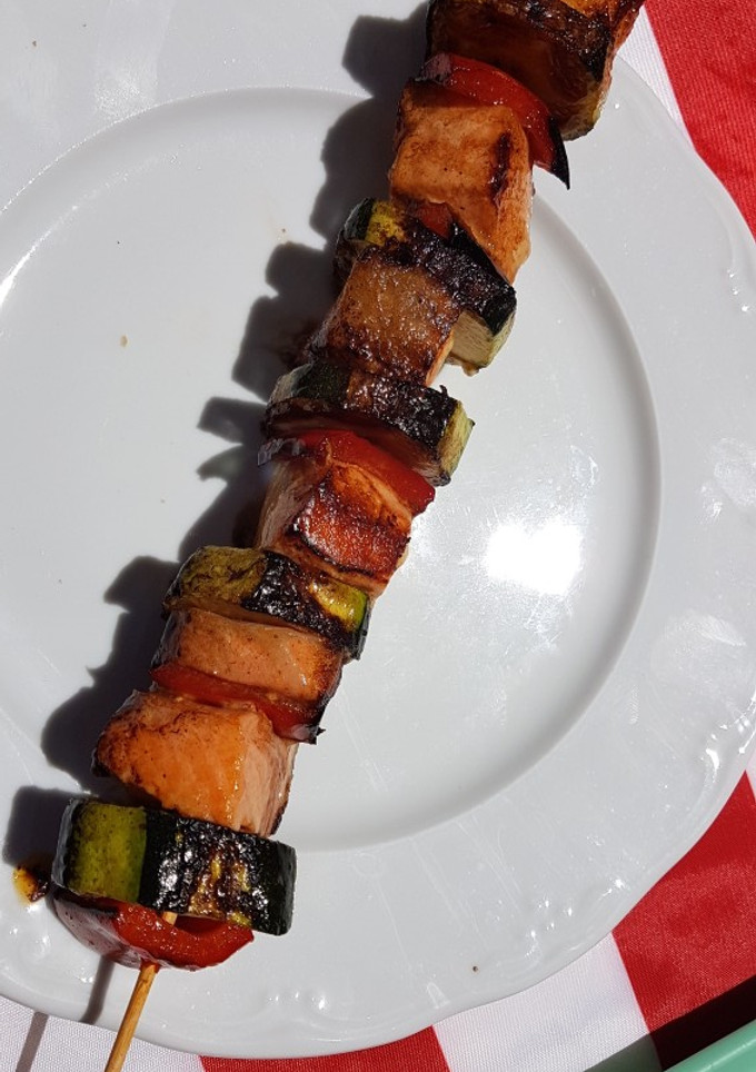 Una foto de Brocheta de calabacín, pimiento y salmón