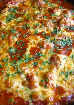 A picture of Cheesy Baked Chicken With Tomato Sauce.