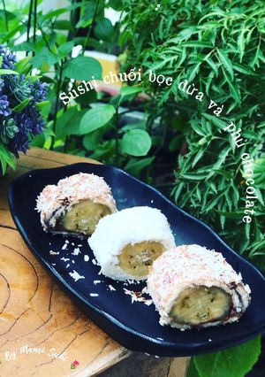 Hình của món Sushi chuối bọc dừa và phủ chocolate.