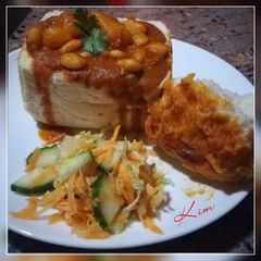 A picture of Kim's Beans Bunny chow.