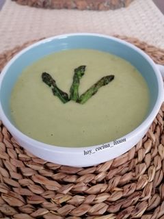 Una foto de Crema de espárragos verdes y guisantes