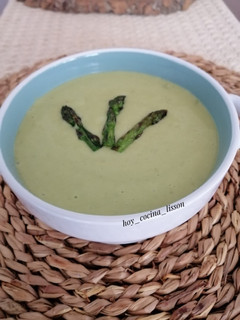 Una foto de Crema de espárragos verdes y guisantes