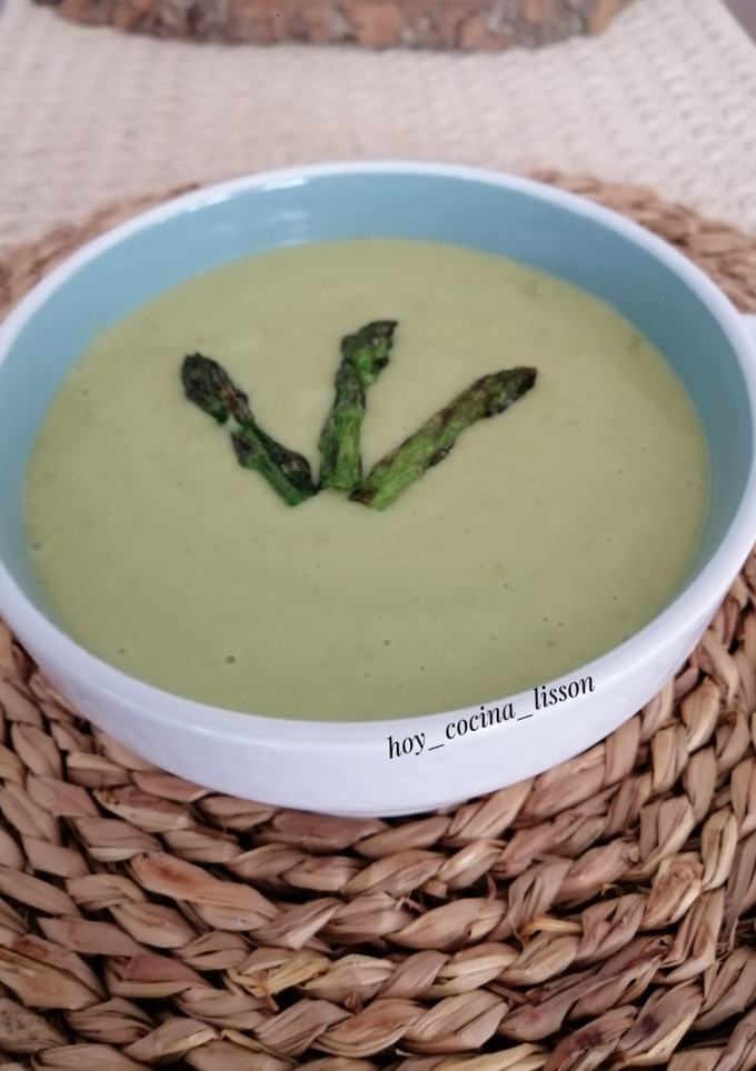 Una foto de Crema de espárragos verdes y guisantes