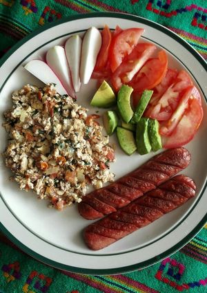 Una foto de Huevitos con acientos de chicharrón y verdura