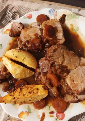 Una foto de Bondiola a la cerveza negra con papas al horno