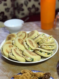 Una foto de Pan árabe relleno de ensalada de surimi