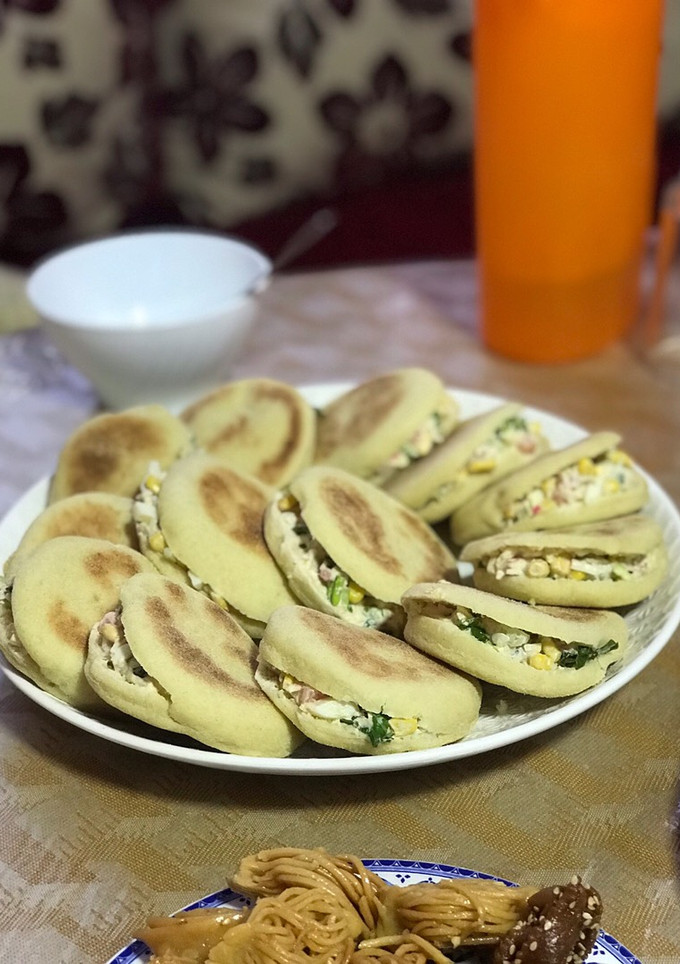 Una foto de Pan árabe relleno de ensalada de surimi