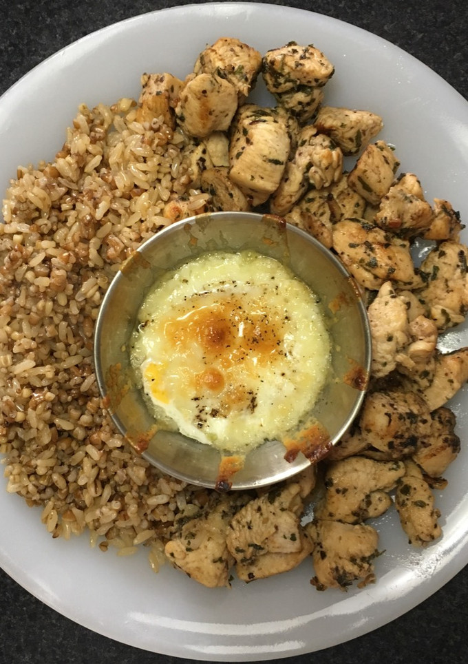 Una foto de Arroz de Quinoa con pollo y huevo
