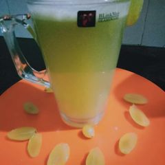 A picture of Green grapes juice.
