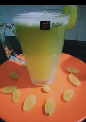 A picture of Green grapes juice.