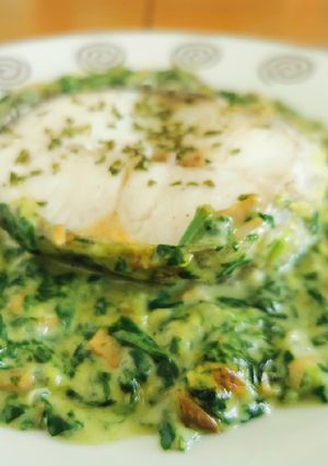 Foto principal de Merluza al horno sobre bechamel de espinacas y champiñones