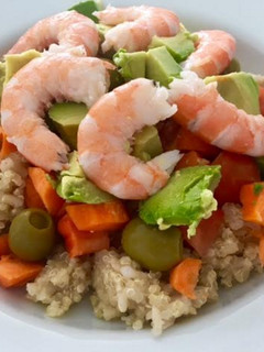 Una foto de Ensalada de quinoa con langostinos