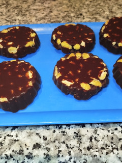 Una foto de Tartaletas de chocolate y avena crujiente con cacahuetes