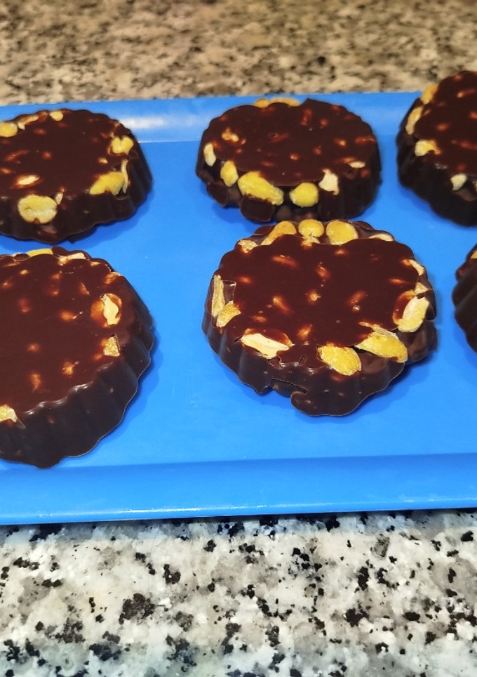 Una foto de Tartaletas de chocolate y avena crujiente con cacahuetes