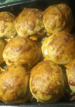 Una foto de Sándwiches de churrasco con queso cheddar