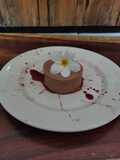 Panna cotta de cocoa y Coulis de Jamaica, chile ancho