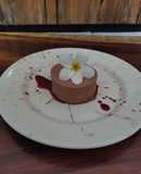 Panna cotta de cocoa y Coulis de Jamaica, chile ancho