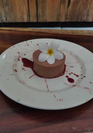Una foto de Panna cotta de cocoa y Coulis de Jamaica, chile ancho