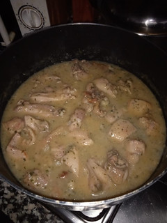 Una foto de Pollo al ajillo rociero