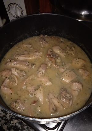 Una foto de Pollo al ajillo rociero
