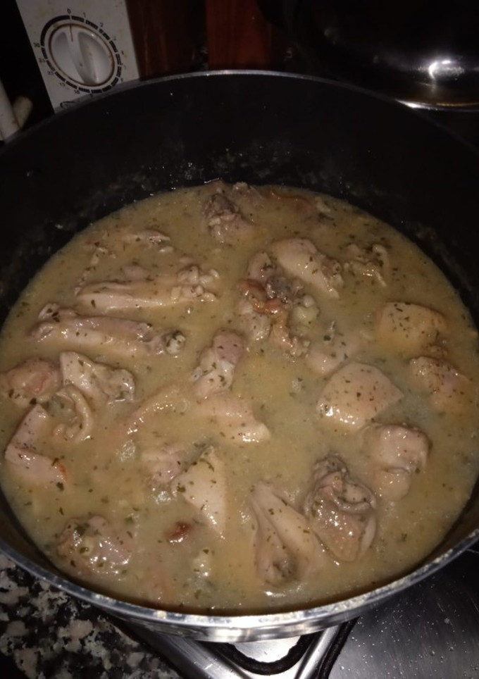 Una foto de Pollo al ajillo rociero