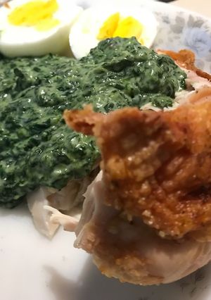 Una foto de Pollo al horno con crema de espinacas y huevo duro