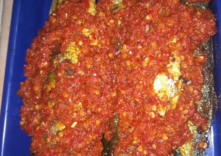 Bagaimana Menyiapkan Ikan kembung goreng sambel yang Bikin Ngiler