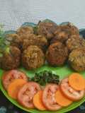 শীতের  সবজী দিয়ে সুজির বড়া।