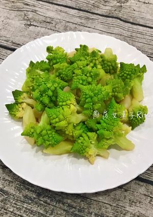 蒜炒羅馬花椰菜 的食譜成品照片