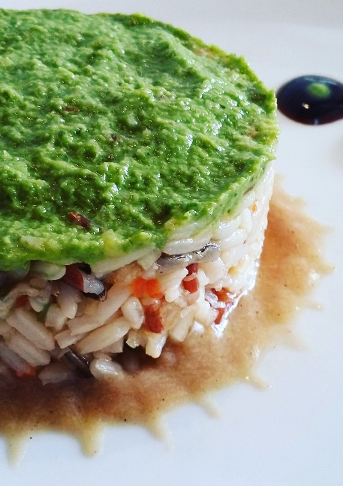 Una foto de Tartar de arroz con curry de albahaca