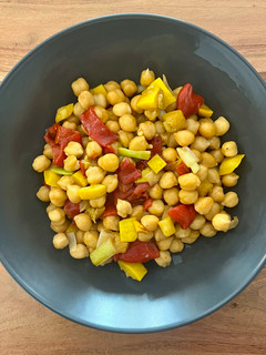 Una foto de 🫑 Garbanzos con verduras y salsa de soja 🍶