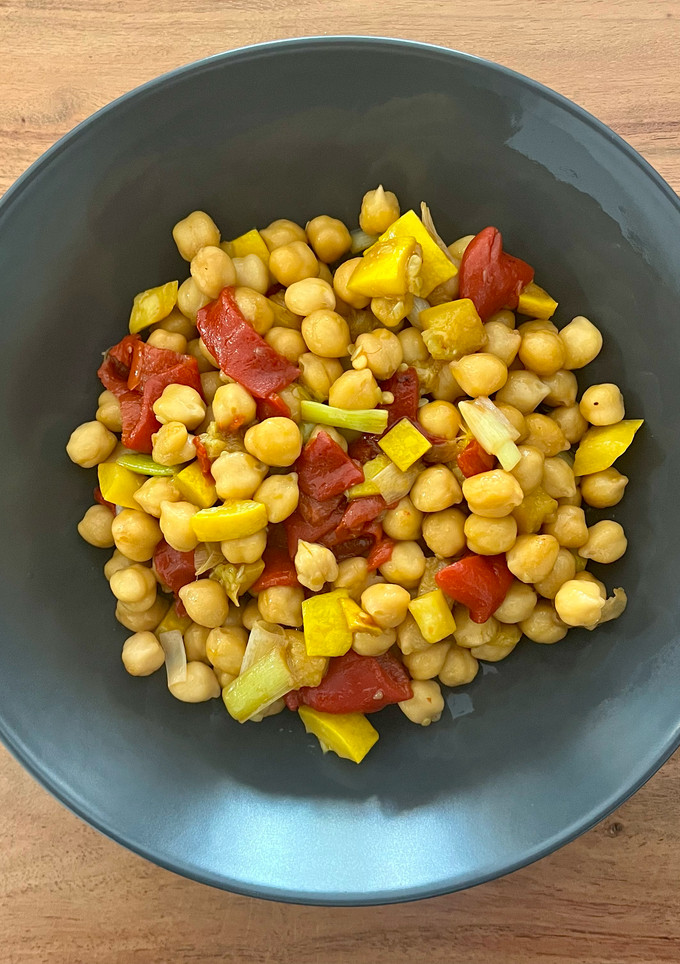 Una foto de 🫑 Garbanzos con verduras y salsa de soja 🍶