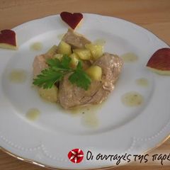 A picture of Pork tenderloin with apples.