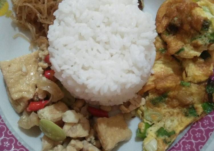 Resep Nasi,bihun goreng,telor dadar dan sayur lombok menu ke 1 yang mudah