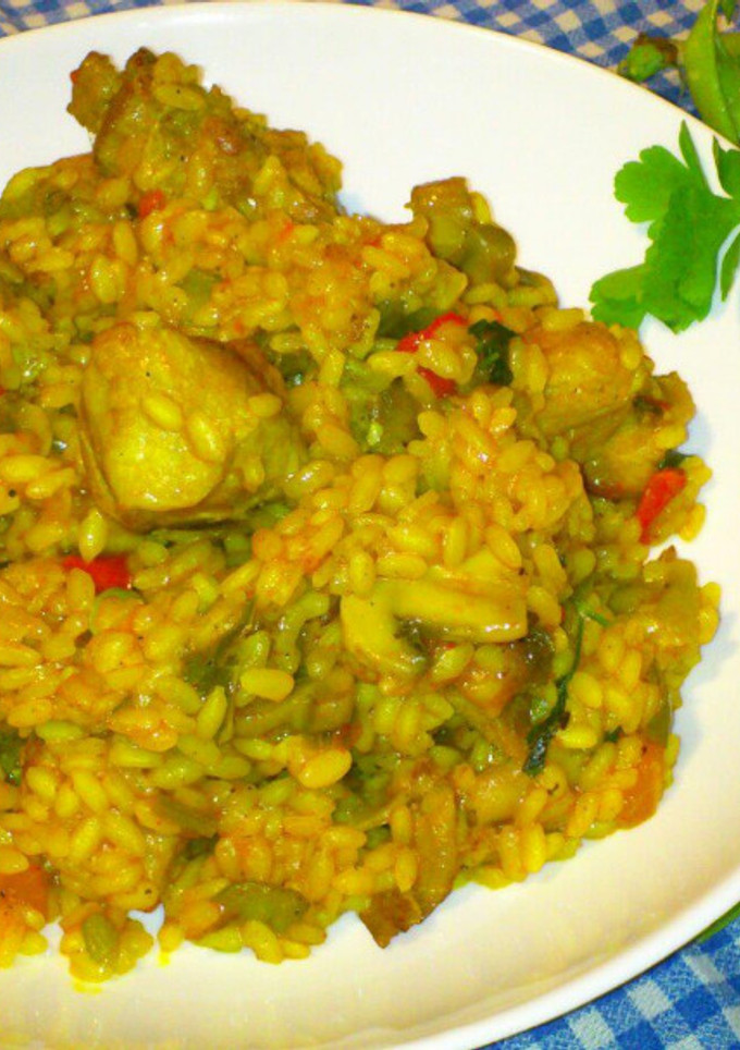 Una foto de Arroz con carne, champiñones, tirabeques y verduritas de la huer