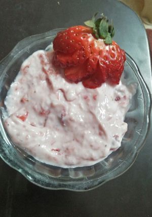 स्ट्रॉबेरी योगर्ट (strawberry yogurt recipe in Hindi) रेसिपी मुख्य फोटो