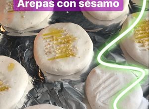 Una foto de Arepas con sésamo (aptas para celiacos)