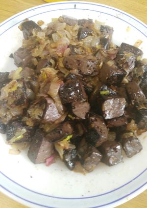 Una foto de Sangre frita con cebolla