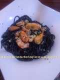 Espaguetis al nero di sepia con mejillones y gambones