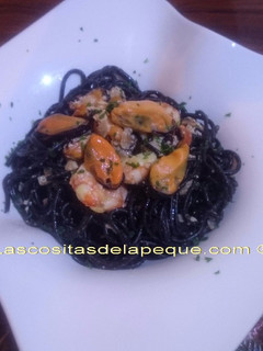 Una foto de Espaguetis al nero di sepia con mejillones y gambones