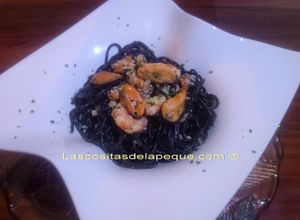 Una foto de Espaguetis al nero di sepia con mejillones y gambones