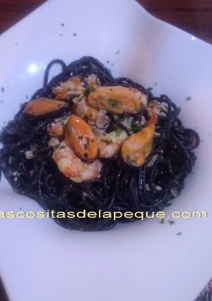 Foto principal de Espaguetis al nero di sepia con mejillones y gambones