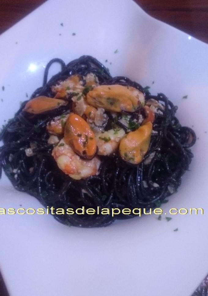 Una foto de Espaguetis al nero di sepia con mejillones y gambones