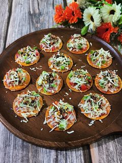 બિસ્કિટ પીઝા (Biscuit pizza recipe in Gujarati) રેસીપી મુખ્ય ફોટો