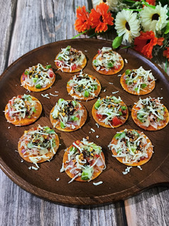 બિસ્કિટ પીઝા (Biscuit pizza recipe in Gujarati) રેસીપી મુખ્ય ફોટો