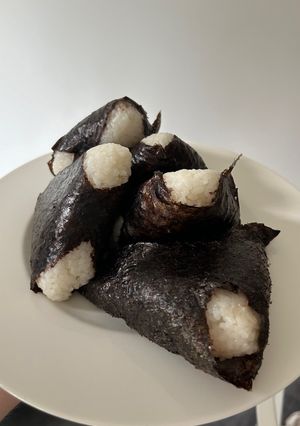 Zdjęcie przepisu Onigiri z tuńczykiem.