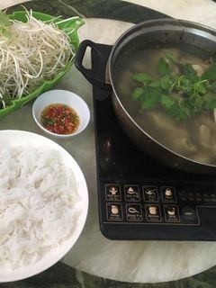 Hình của món Lẩu gà lá é.