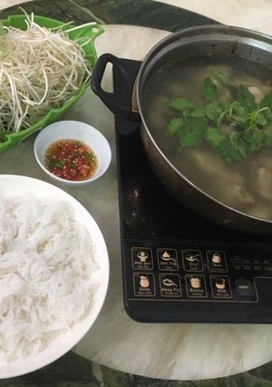 Hình của món Lẩu gà lá é.