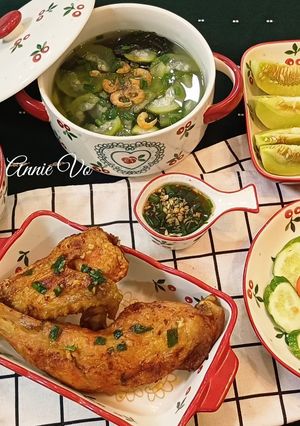 Hình của món Bữa trưa hấp dẫn với cơm gà xối mỡ giòn rụm.